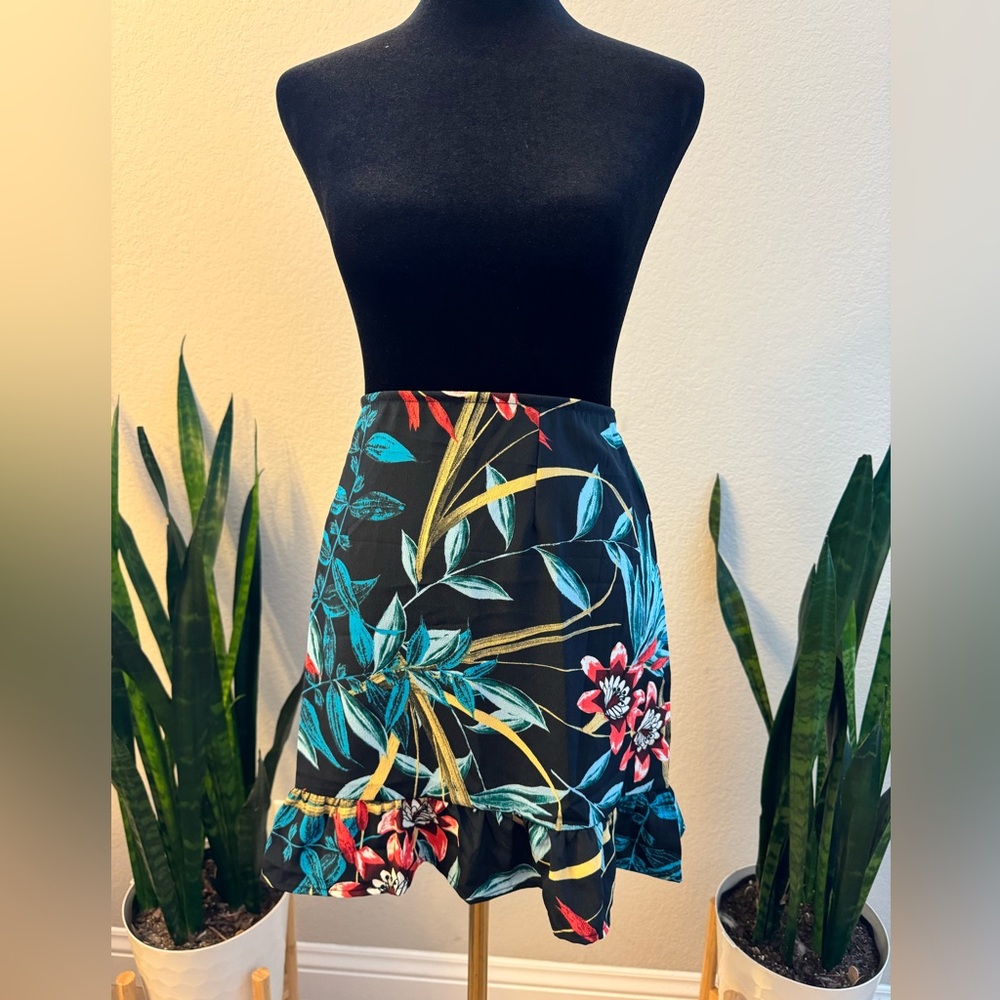 NWT BAND OF GYPSIES TROPICAL PRINT RUFFLE HEM MINI SKIRT